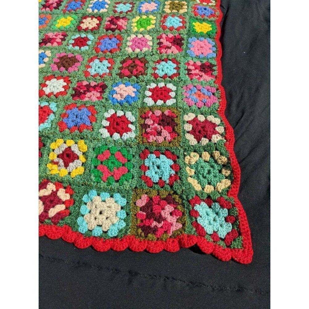 Vintage Granny square Afghan Blanket Handmade red scalloped trim greens